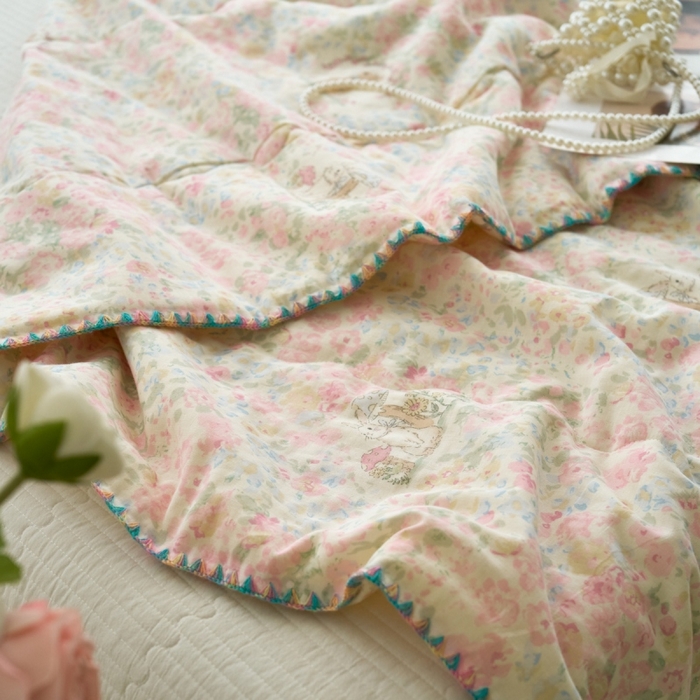 91家纺网 家纺一手货源 找家纺 洋铭区（原狠狠爱） 2025新款贝壳彩边双层纱夏被被子被芯 玉兔粉花