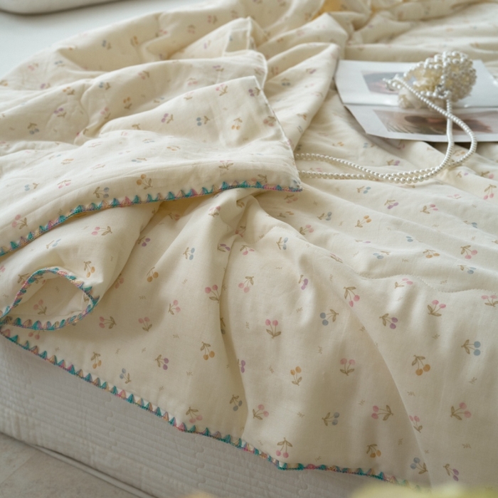 91家纺网 家纺一手货源 找家纺 洋铭区（原狠狠爱） 2025新款贝壳彩边双层纱夏被被子被芯 樱桃萌萌