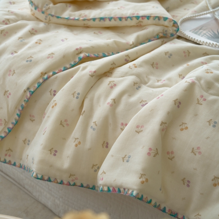 91家纺网 家纺一手货源 找家纺 洋铭区（原狠狠爱） 2025新款贝壳彩边双层纱夏被被子被芯 樱桃萌萌