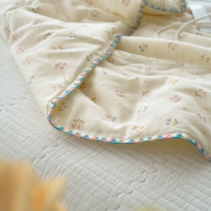 91家纺网 家纺一手货源 找家纺 洋铭区（原狠狠爱） 2025新款贝壳彩边双层纱夏被被子被芯 樱桃萌萌