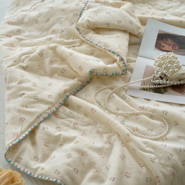 91家纺网 家纺一手货源 找家纺 洋铭区（原狠狠爱） 2025新款贝壳彩边双层纱夏被被子被芯 樱桃萌萌