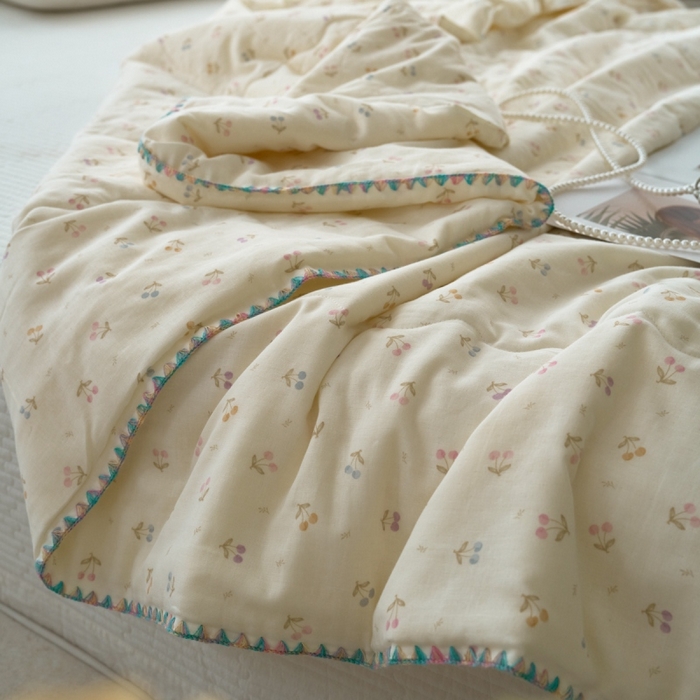 91家纺网 家纺一手货源 找家纺 洋铭区（原狠狠爱） 2025新款贝壳彩边双层纱夏被被子被芯 樱桃萌萌