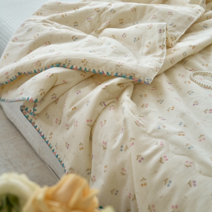 91家纺网 家纺一手货源 找家纺 洋铭区（原狠狠爱） 2025新款贝壳彩边双层纱夏被被子被芯 樱桃萌萌