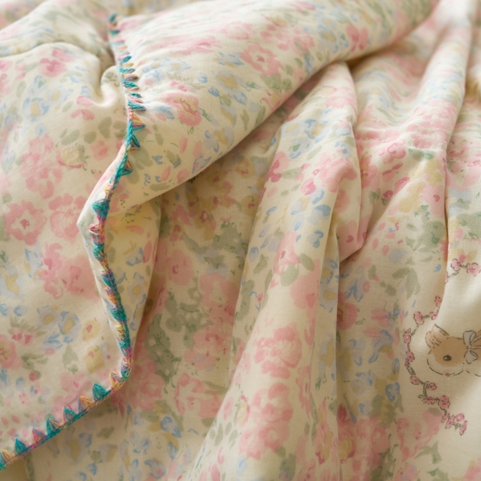 91家纺网 家纺一手货源 找家纺 洋铭区（原狠狠爱） 2025新款贝壳彩边双层纱夏被被子被芯 玉兔粉花