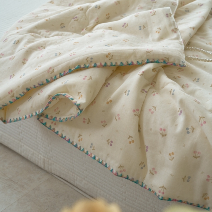 91家纺网 家纺一手货源 找家纺 洋铭区（原狠狠爱） 2025新款贝壳彩边双层纱夏被被子被芯 樱桃萌萌