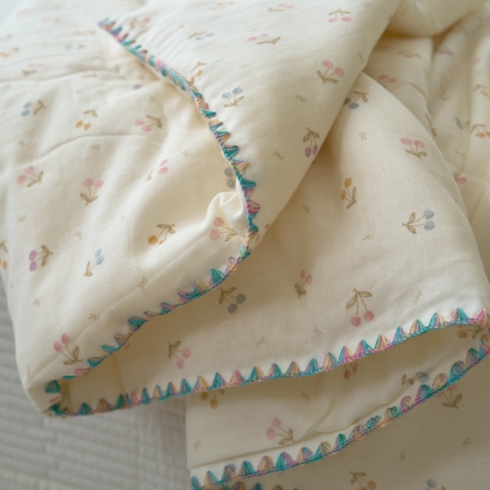 91家纺网 家纺一手货源 找家纺 洋铭区（原狠狠爱） 2025新款贝壳彩边双层纱夏被被子被芯 樱桃萌萌