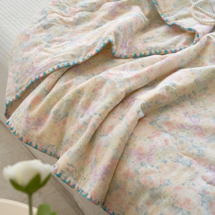 91家纺网 家纺一手货源 找家纺 洋铭区（原狠狠爱） 2025新款贝壳彩边双层纱夏被被子被芯 花开浪漫