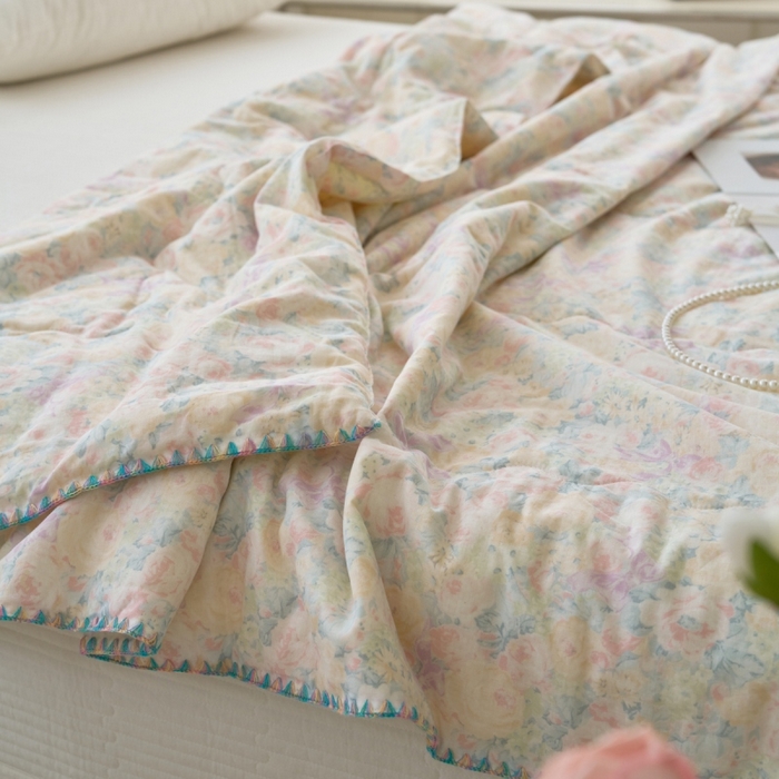 91家纺网 家纺一手货源 找家纺 洋铭区（原狠狠爱） 2025新款贝壳彩边双层纱夏被被子被芯 花开浪漫