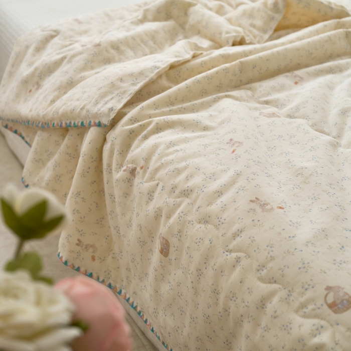 91家纺网 家纺一手货源 找家纺 洋铭区（原狠狠爱） 2025新款贝壳彩边双层纱夏被被子被芯 小苍兰