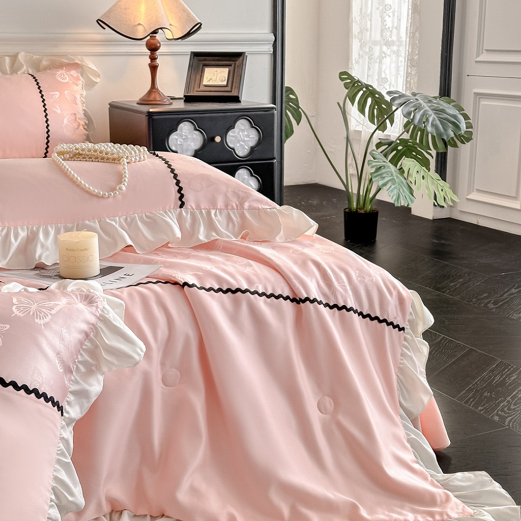 91家纺网 家纺一手货源 找家纺 （总）米彩家纺 2025新款A类水洗真丝亮光浮雕洛丽塔夏被夏凉被空调被四件套