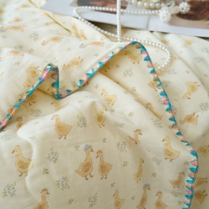 91家纺网 家纺一手货源 找家纺 洋铭区（原狠狠爱） 2025新款贝壳彩边双层纱夏被被子被芯 小黄鸭