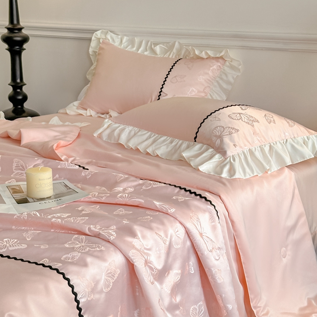 91家纺网 家纺一手货源 找家纺 （总）米彩家纺 2025新款A类水洗真丝亮光浮雕洛丽塔夏被夏凉被空调被四件套