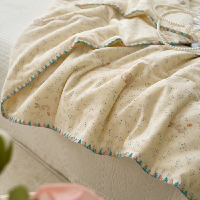 91家纺网 家纺一手货源 找家纺 洋铭区（原狠狠爱） 2025新款贝壳彩边双层纱夏被被子被芯 小苍兰