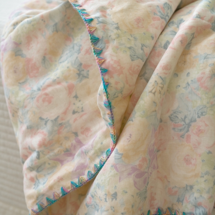 91家纺网 家纺一手货源 找家纺 洋铭区（原狠狠爱） 2025新款贝壳彩边双层纱夏被被子被芯 花开浪漫