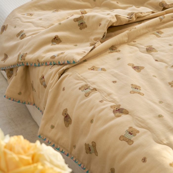 91家纺网 家纺一手货源 找家纺 洋铭区（原狠狠爱） 2025新款贝壳彩边双层纱夏被被子被芯 奶咖熊熊