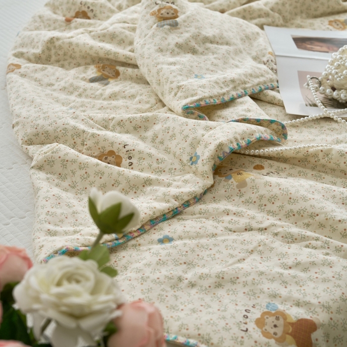 91家纺网 家纺一手货源 找家纺 洋铭区（原狠狠爱） 2025新款贝壳彩边双层纱夏被被子被芯 萌宠小狮子