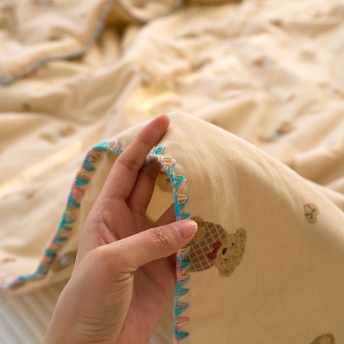 91家纺网 家纺一手货源 找家纺 洋铭区（原狠狠爱） 2025新款贝壳彩边双层纱夏被被子被芯 奶咖熊熊