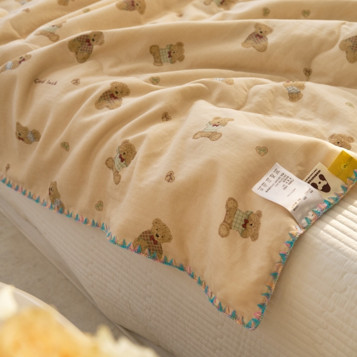 91家纺网 家纺一手货源 找家纺 洋铭区（原狠狠爱） 2025新款贝壳彩边双层纱夏被被子被芯 奶咖熊熊