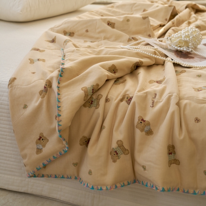 91家纺网 家纺一手货源 找家纺 洋铭区（原狠狠爱） 2025新款贝壳彩边双层纱夏被被子被芯 奶咖熊熊