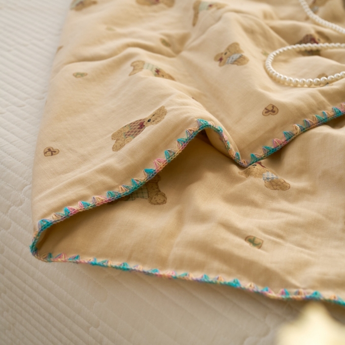 91家纺网 家纺一手货源 找家纺 洋铭区（原狠狠爱） 2025新款贝壳彩边双层纱夏被被子被芯 奶咖熊熊