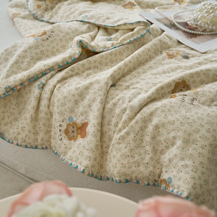 91家纺网 家纺一手货源 找家纺 洋铭区（原狠狠爱） 2025新款贝壳彩边双层纱夏被被子被芯 萌宠小狮子