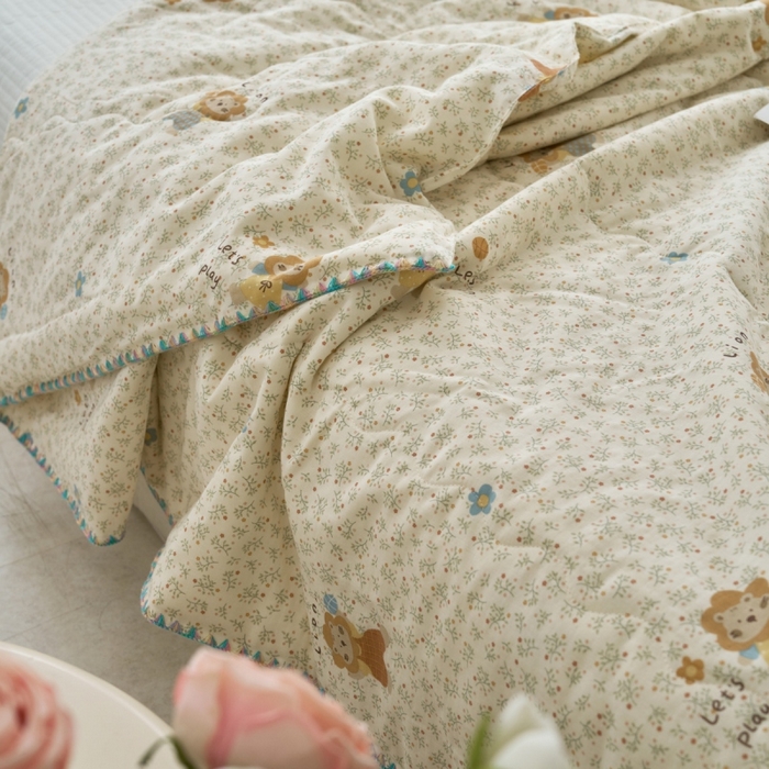 91家纺网 家纺一手货源 找家纺 洋铭区（原狠狠爱） 2025新款贝壳彩边双层纱夏被被子被芯 萌宠小狮子