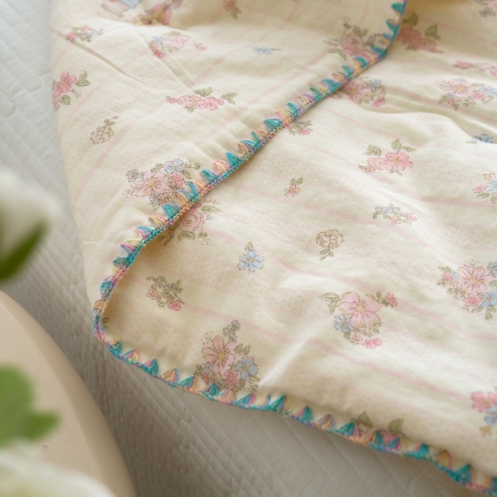 91家纺网 家纺一手货源 找家纺 洋铭区（原狠狠爱） 2025新款贝壳彩边双层纱夏被被子被芯 粉群兔兔