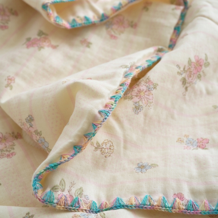 91家纺网 家纺一手货源 找家纺 洋铭区（原狠狠爱） 2025新款贝壳彩边双层纱夏被被子被芯 粉群兔兔