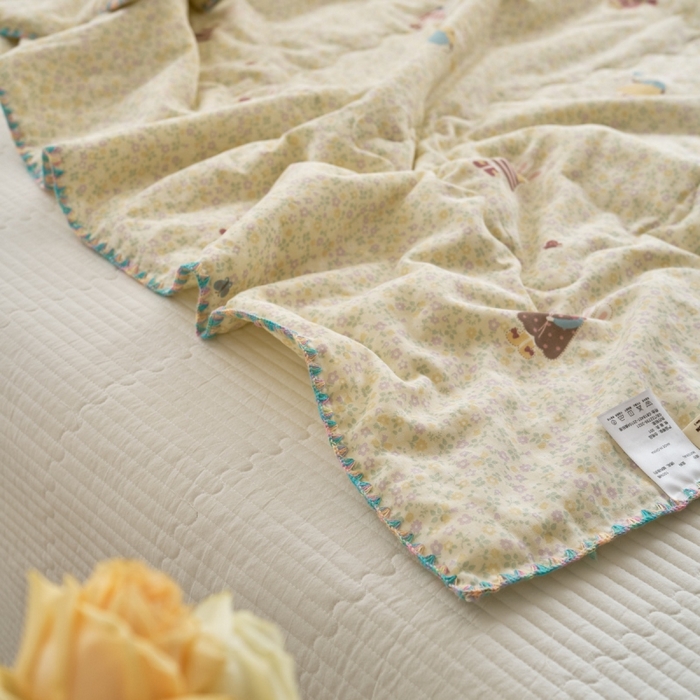 91家纺网 家纺一手货源 找家纺 洋铭区（原狠狠爱） 2025新款贝壳彩边双层纱夏被被子被芯 裙子小兔