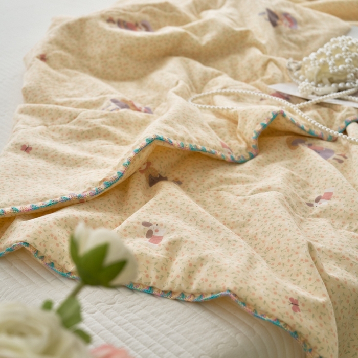 91家纺网 家纺一手货源 找家纺 洋铭区（原狠狠爱） 2025新款贝壳彩边双层纱夏被被子被芯 小花姑娘