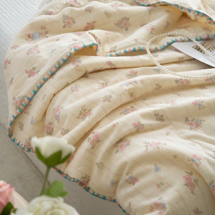 91家纺网 家纺一手货源 找家纺 洋铭区（原狠狠爱） 2025新款贝壳彩边双层纱夏被被子被芯 粉群兔兔