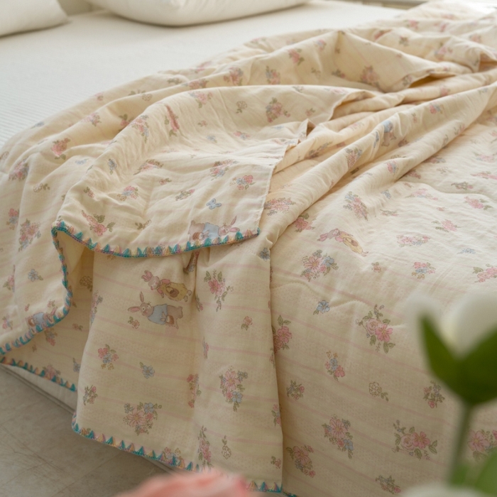 91家纺网 家纺一手货源 找家纺 洋铭区（原狠狠爱） 2025新款贝壳彩边双层纱夏被被子被芯 粉群兔兔