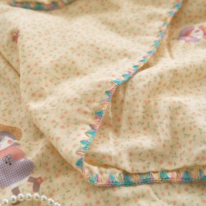 91家纺网 家纺一手货源 找家纺 洋铭区（原狠狠爱） 2025新款贝壳彩边双层纱夏被被子被芯 小花姑娘