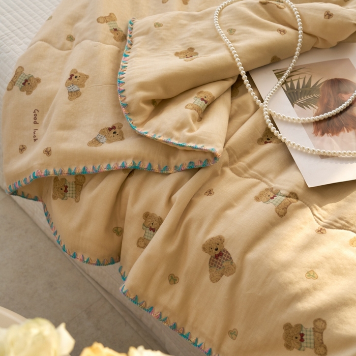 91家纺网 家纺一手货源 找家纺 洋铭区（原狠狠爱） 2025新款贝壳彩边双层纱夏被被子被芯 奶咖熊熊