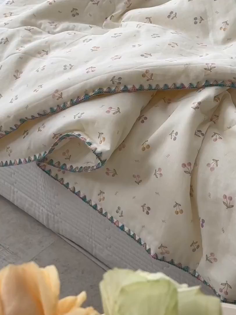 91家纺网 家纺一手货源 找家纺 洋铭区（原狠狠爱） 2025新款贝壳彩边双层纱夏被被子被芯 樱桃萌萌