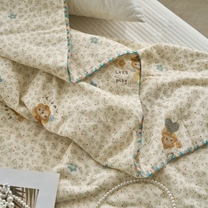 91家纺网 家纺一手货源 找家纺 洋铭区（原狠狠爱） 2025新款贝壳彩边双层纱夏被被子被芯 萌宠小狮子