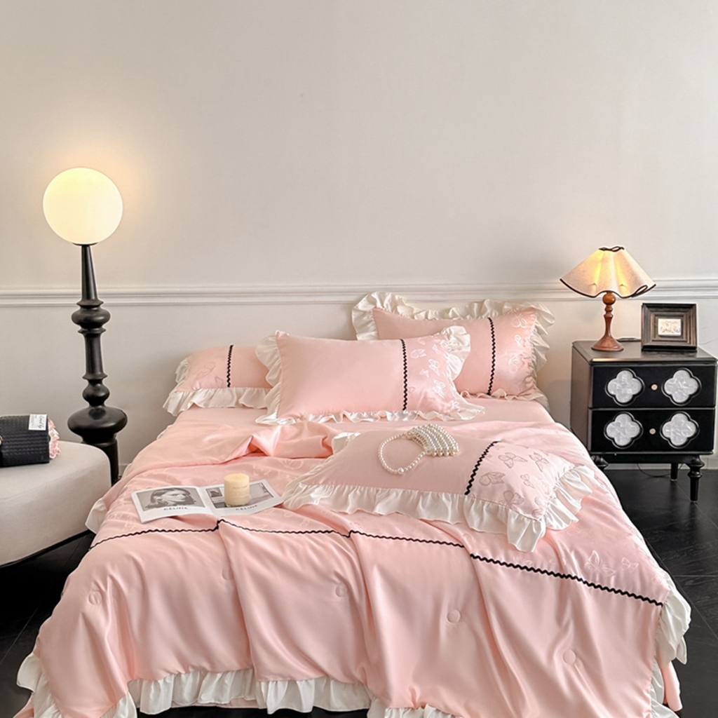 91家纺网 家纺一手货源 找家纺 米彩家纺 2025新款A类水洗真丝亮光浮雕洛丽塔夏被夏凉被空调被四件套 粉玉