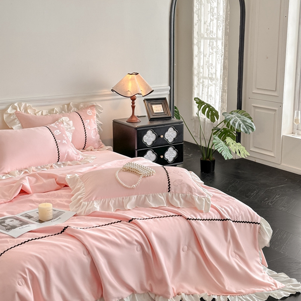 91家纺网 家纺一手货源 找家纺 米彩家纺 2025新款A类水洗真丝亮光浮雕洛丽塔夏被夏凉被空调被四件套 粉玉