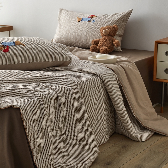 91家纺网 家纺一手货源 找家纺 怡家居 2025新款色织大提花腊肠狗夏被夏凉被空调被四件套 夏被-咖条腊肠狗