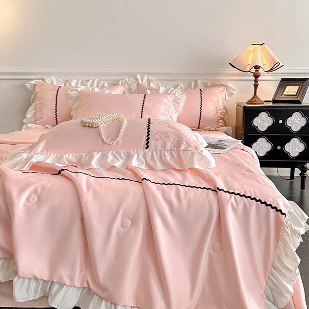 91家纺网 家纺一手货源 找家纺 米彩家纺 2025新款A类水洗真丝亮光浮雕洛丽塔夏被夏凉被空调被四件套 粉玉