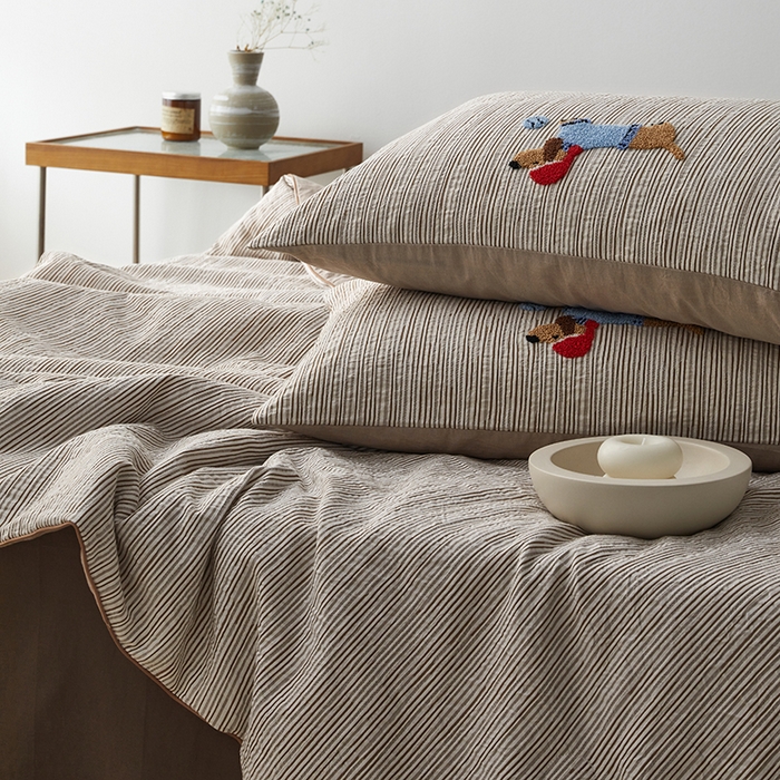 91家纺网 家纺一手货源 找家纺 怡家居 2025新款色织大提花腊肠狗夏被夏凉被空调被四件套 夏被-咖条腊肠狗