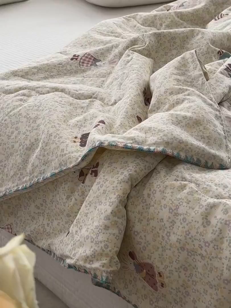 91家纺网 家纺一手货源 找家纺 洋铭区（原狠狠爱） 2025新款贝壳彩边双层纱夏被被子被芯 裙子小兔