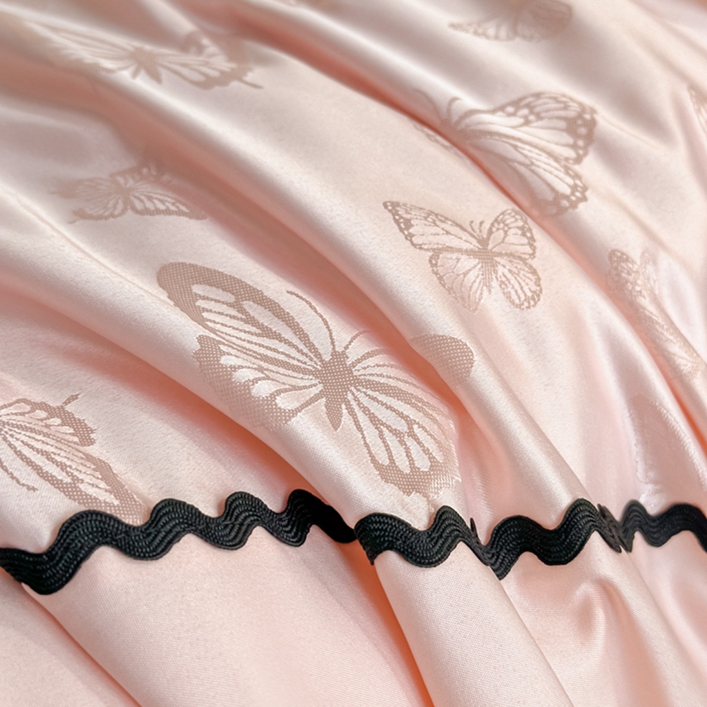 91家纺网 家纺一手货源 找家纺 米彩家纺 2025新款A类水洗真丝亮光浮雕洛丽塔夏被夏凉被空调被四件套 粉玉