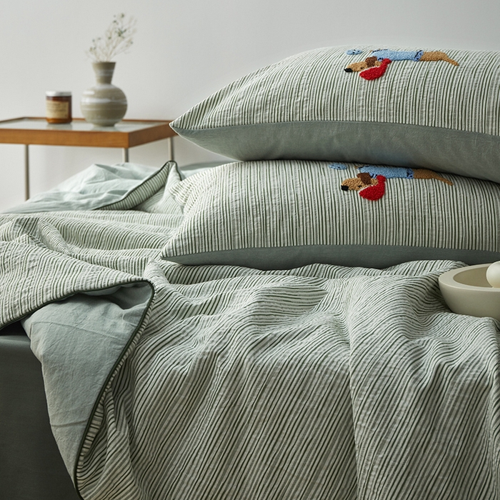 91家纺网 家纺一手货源 找家纺 怡家居 2025新款色织大提花腊肠狗夏被夏凉被空调被四件套 夏被-绿条腊肠狗