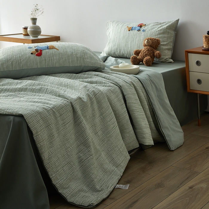 91家纺网 家纺一手货源 找家纺 怡家居 2025新款色织大提花腊肠狗夏被夏凉被空调被四件套 夏被-绿条腊肠狗