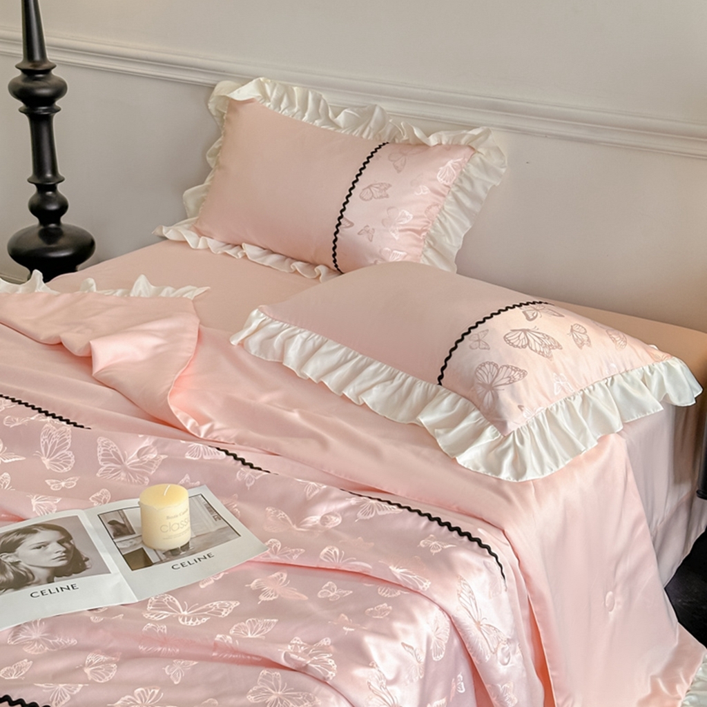 91家纺网 家纺一手货源 找家纺 米彩家纺 2025新款A类水洗真丝亮光浮雕洛丽塔夏被夏凉被空调被四件套 粉玉