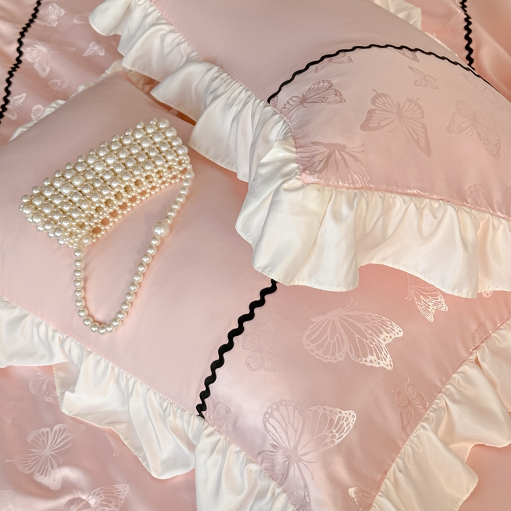 91家纺网 家纺一手货源 找家纺 米彩家纺 2025新款A类水洗真丝亮光浮雕洛丽塔夏被夏凉被空调被四件套 粉玉