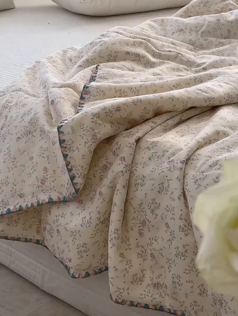 91家纺网 家纺一手货源 找家纺 洋铭区（原狠狠爱） 2025新款贝壳彩边双层纱夏被被子被芯 紫花枝