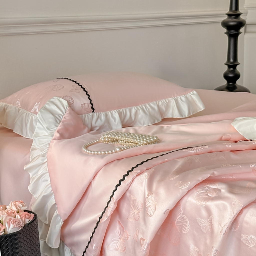 91家纺网 家纺一手货源 找家纺 米彩家纺 2025新款A类水洗真丝亮光浮雕洛丽塔夏被夏凉被空调被四件套 粉玉