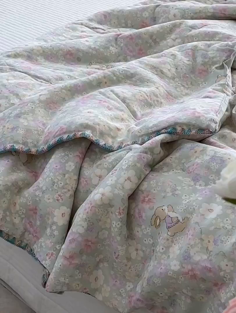 91家纺网 家纺一手货源 找家纺 洋铭区（原狠狠爱） 2025新款贝壳彩边双层纱夏被被子被芯 紫粉小兔